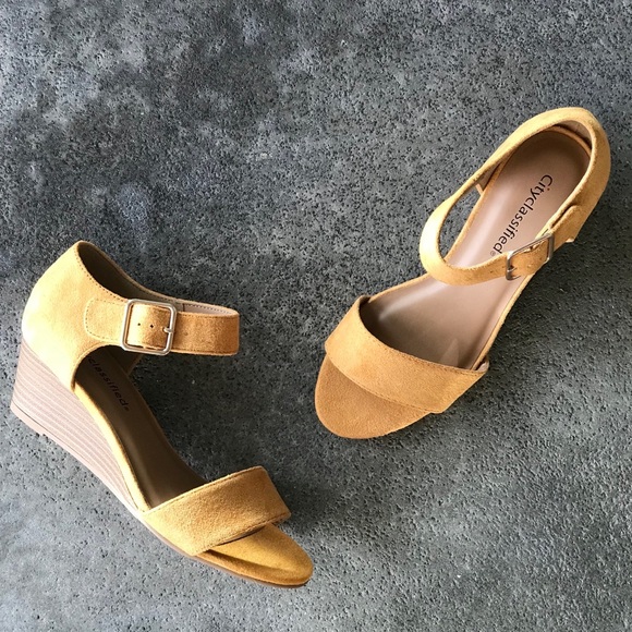 1 left City Classified Yellow Faux Suede Low Wedge - Picture 2 of 7